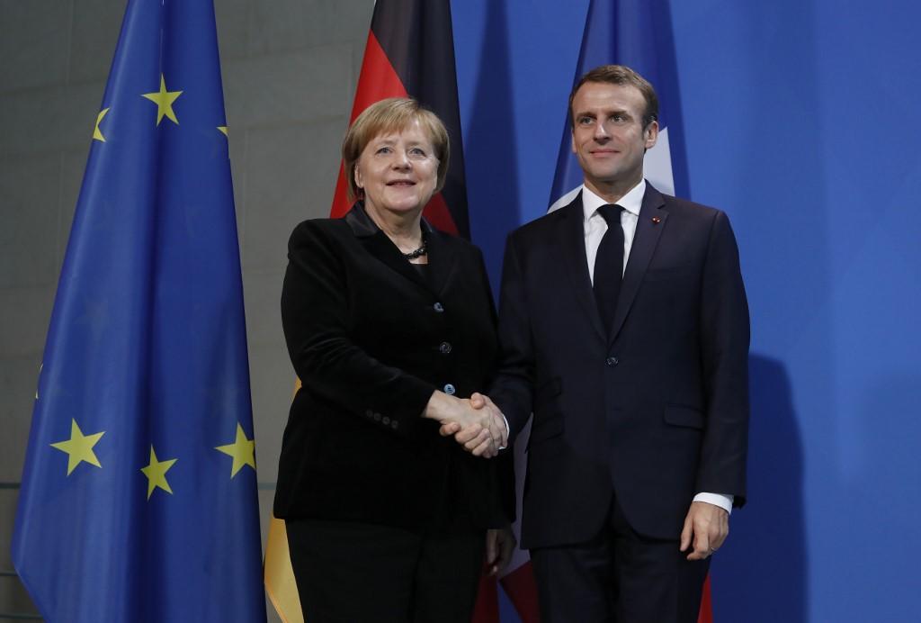 الرئيس الفرنسي إيمانويل ماكرون (يمين)، والمستشارة الألمانية أنغيلا ميركل (يسار)، 18 تشرين الأول/نوفمبر 2018. أود أندرسن/ أ ف ب