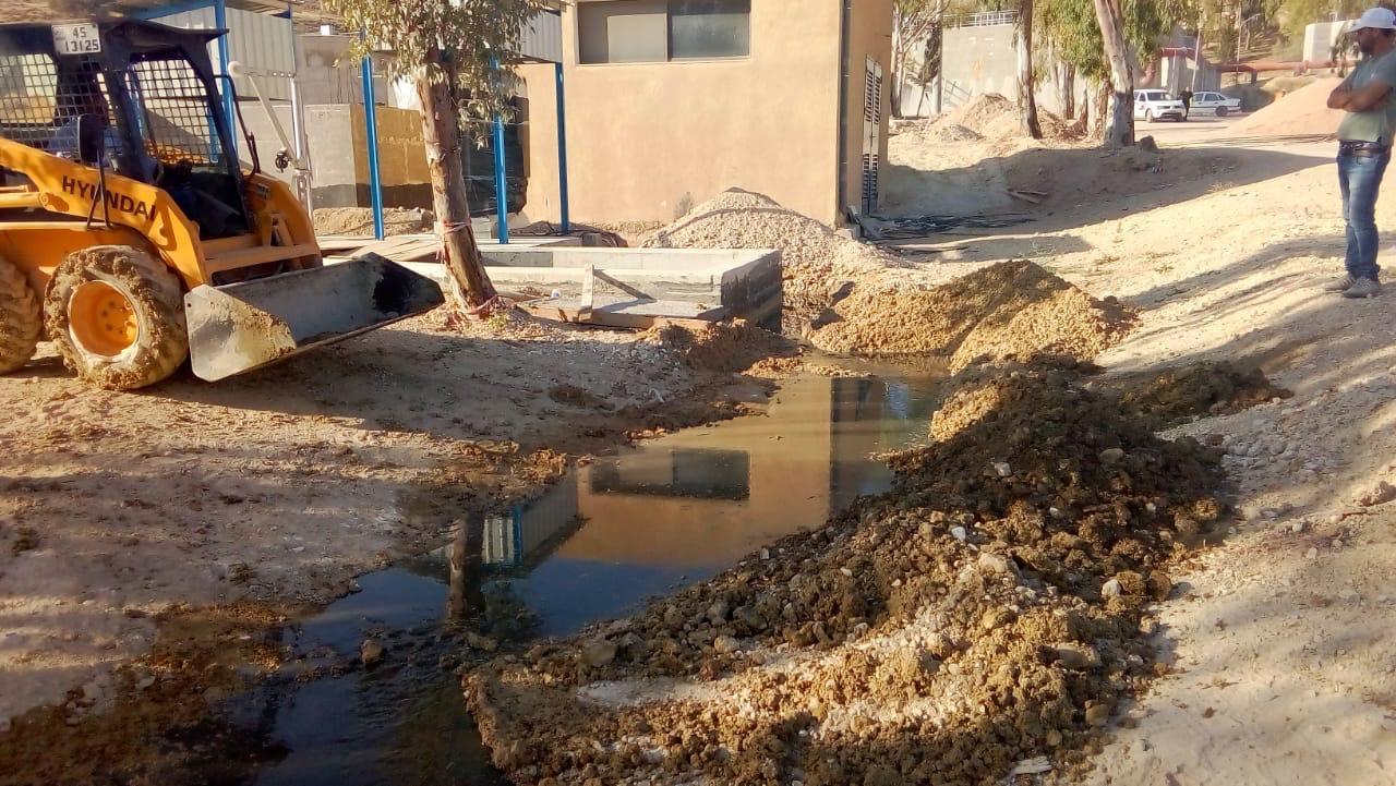 فيضان مياه عادمة بعد تخريب في محطة تنقية الكرك. (وزارة المياه والري)
