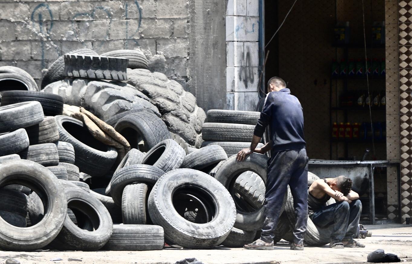 مراهقان يعملان في ورشة إطارات مركبات، في العاصمة عمّان، 12 حزيران/يونيو 2019. صلاح ملكاوي/ المملكة 