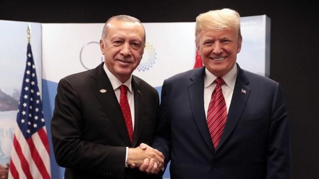الرئيس الاميركي دونالد ترامب (يمينا) والتركي رجب طيب اردوغان(يسارا) في لقاء سابق. ا ف ب 
