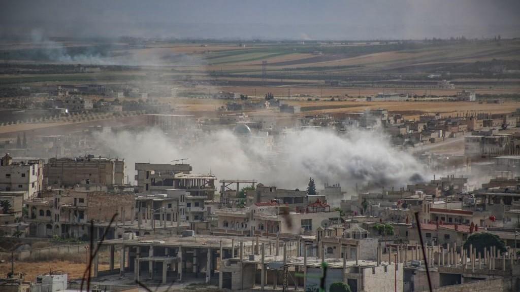 تصاعد الدخان في أعقاب قصف قوات الحكومة السورية في إدلب، 6 يونيو 2019. أ ف ب