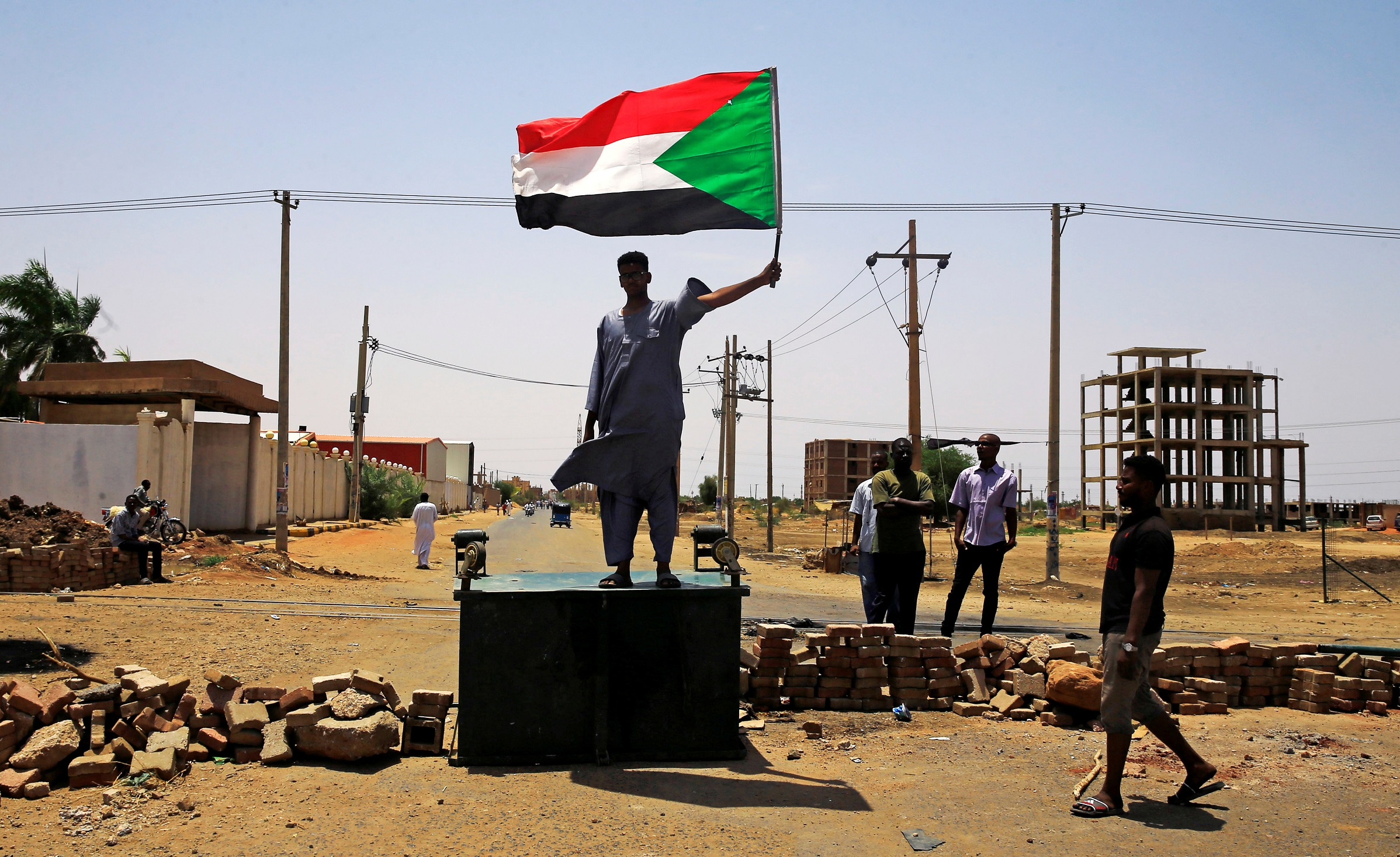 محتج في أحد شوارع العاصمة السودانية الخرطوم، 5 حزيران/يونيو 2019. رويترز 