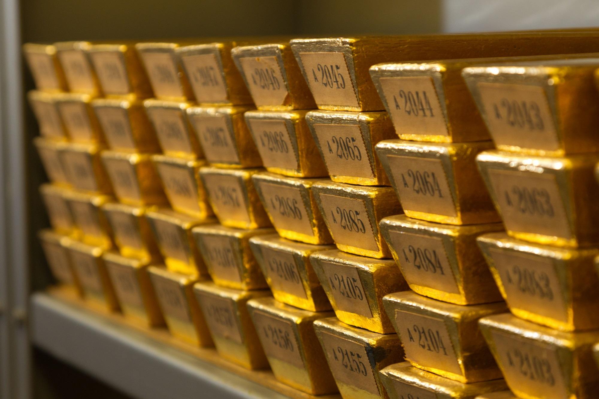 سبائك ذهب في البنك المركزي الألماني. ألمانيا الدولة الوحيدة التي أعلن بنكها المركزي عن انخفاض في حجم احتياطات الذهب، بأكثر من طن في شهر نيسان/ابريل الماضي، بسبب برنامج سك العملة القديم. (ا ف ب)