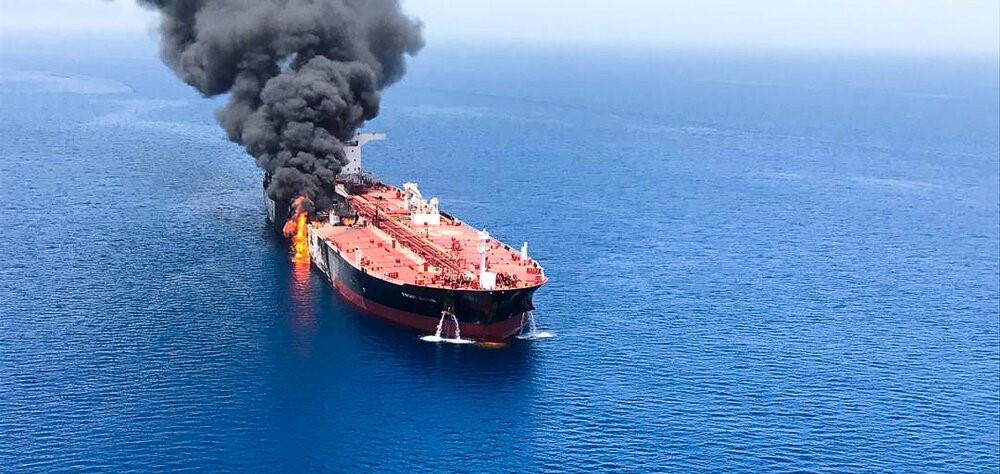 إحدى ناقلتي النفط اللتين تعرضتا لهجوم في خليج عُمان. (وكالة أنباء الطلبة الإيرانية إسنا)