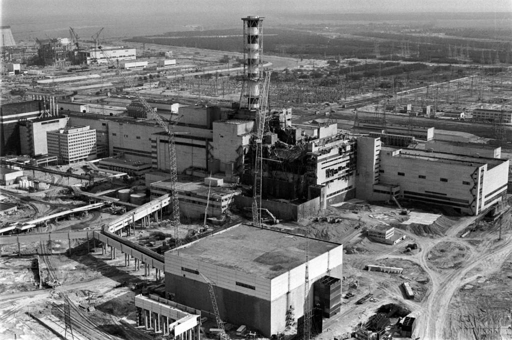 محطة تشيرنوبيل النووية المدمرة بعد أيام من كارثة انفجارها، 30 أبريل/نيسان 1986. فلاديمير ريبيك/ أ ف ب