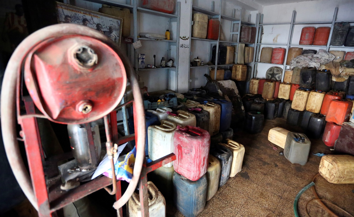 جالونات مشتقات نفطية فارغة في أحد متاجر التزويد في ليبيا، قرب الحدود مع تونس، 26 أيار/مايو 2019. زبير سويسي/ رويترز 