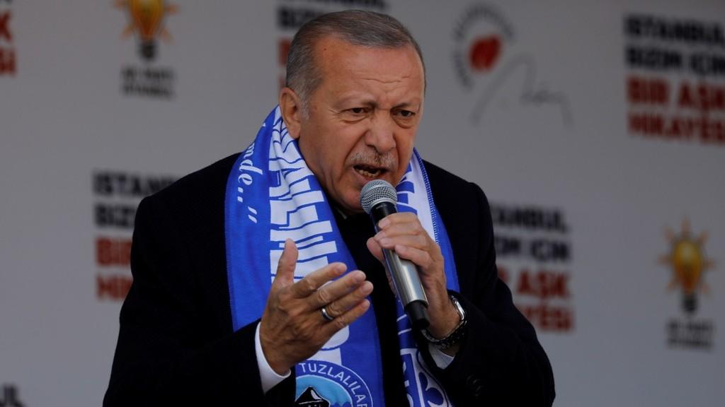 صورة أرشيفية للرئيس التركي رجب طيب أردوغان يتحدث لمؤيديه في الانتخابات المحلية. رويترز 