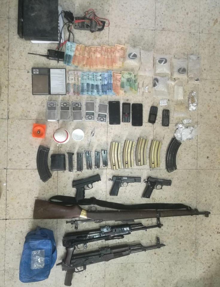 مواد مخدرة و5 أسلحة نارية. (مديرية الأمن العام)
