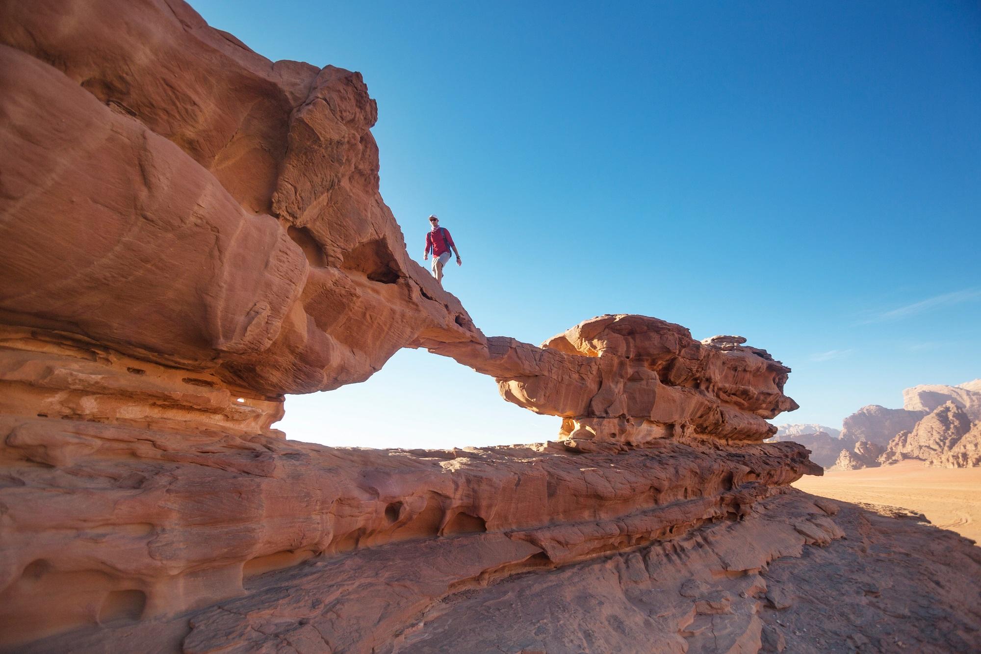 يقتصر تنظيم وبيع رحلات سياحة المغامرات على مكاتب السياحة والجمعيات المعنية. (shutterstock)