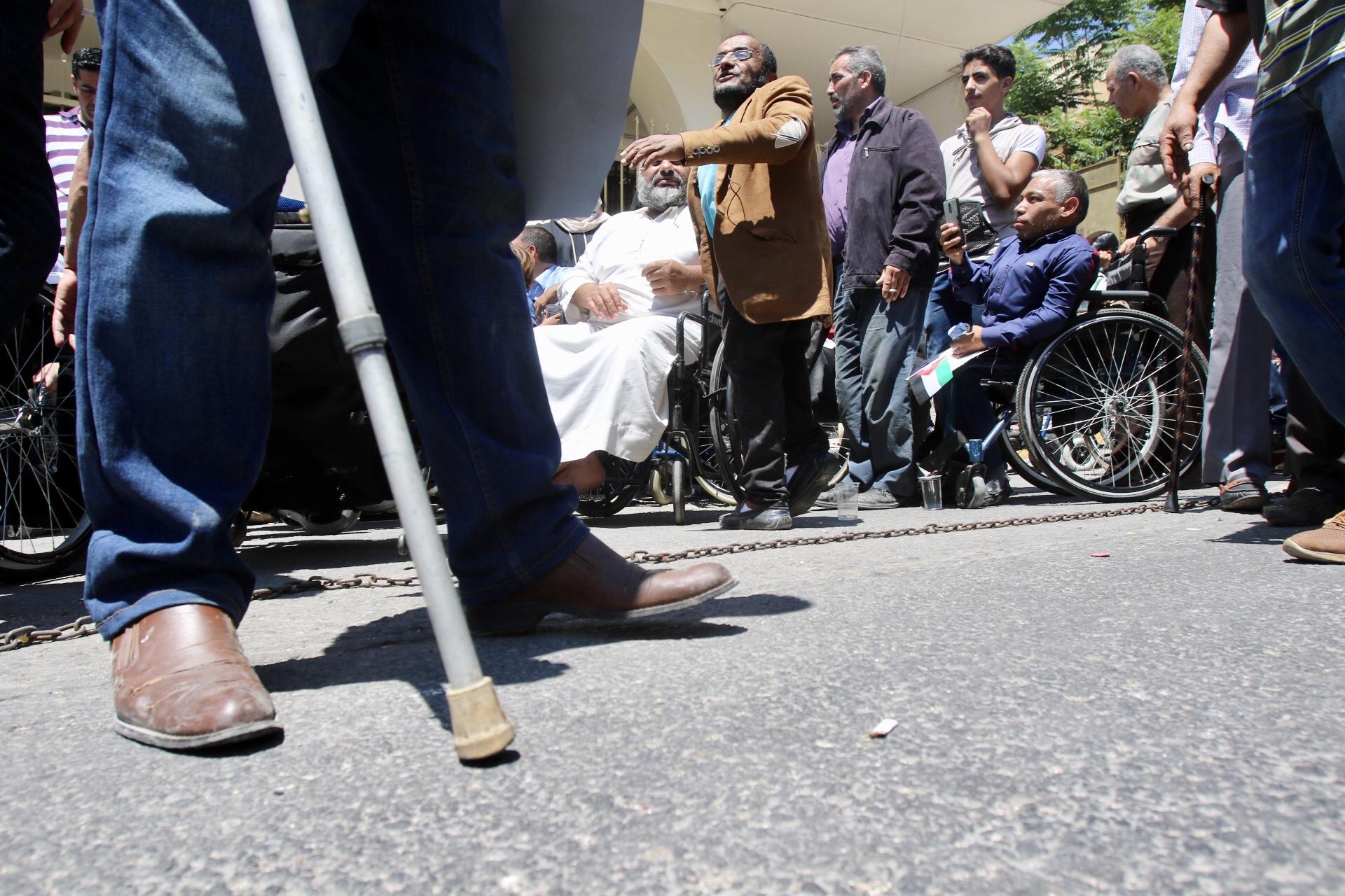 أشخاص من ذوي الإعاقة خلال وقفة احتجاجية أمام وزارة المالية. صلاح ملكاوي/ المملكة 