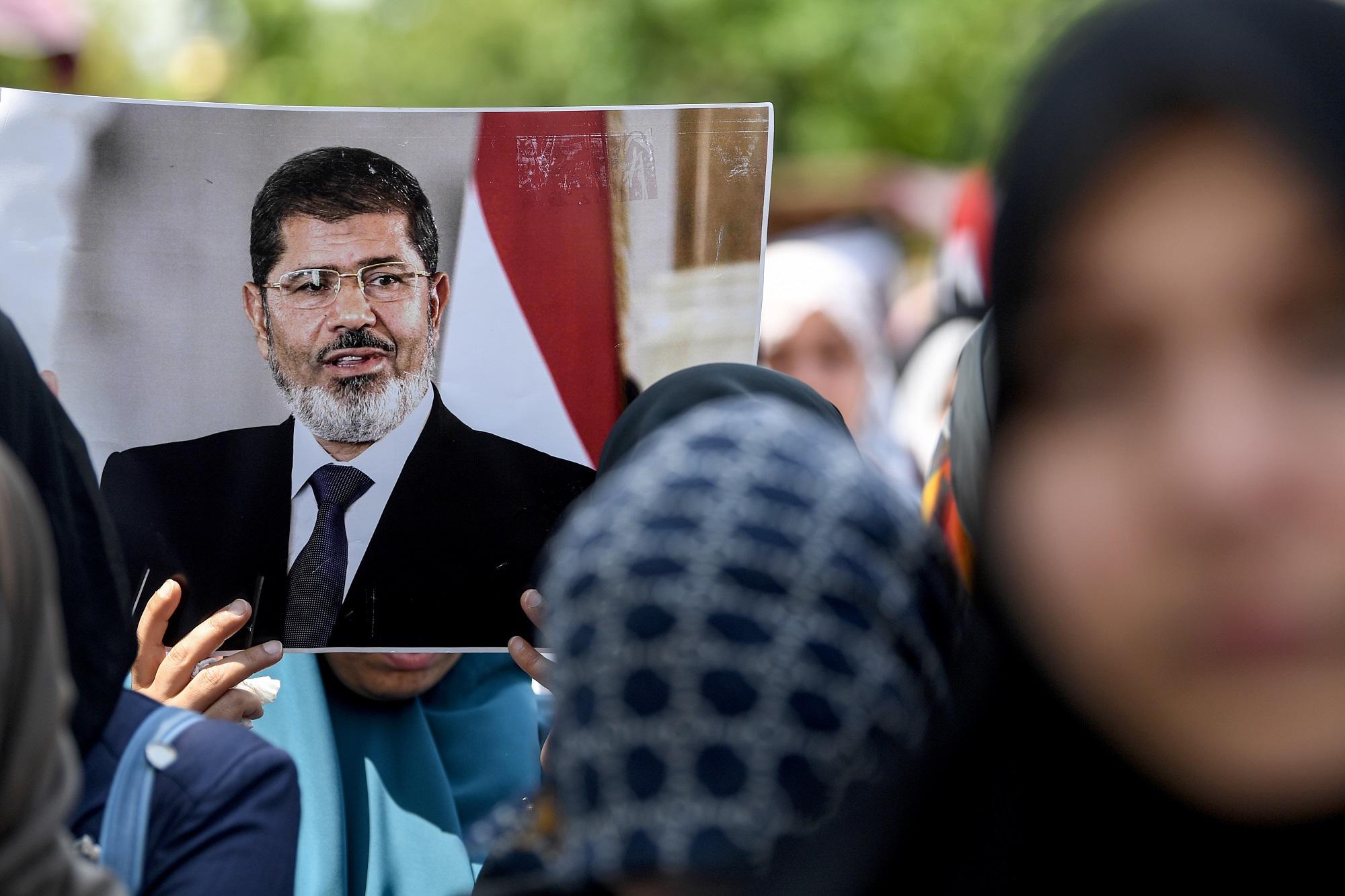 امرأة من مناصري الرئيس المصري السابق محمد مرسي ترفع صورته في إسطنبول. أ ف ب 