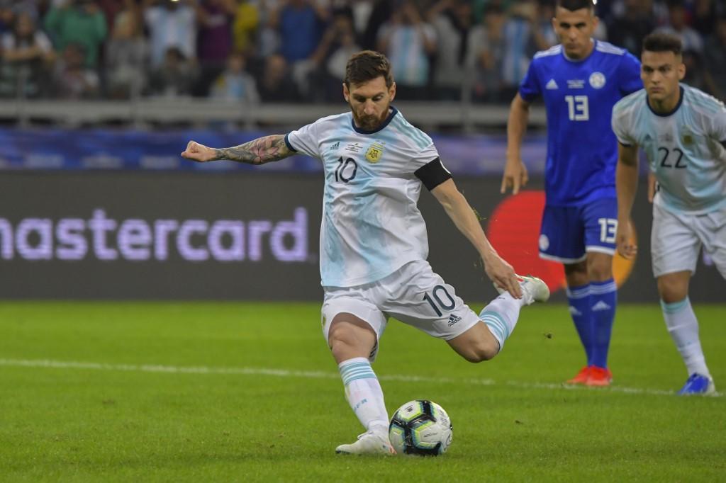الأرجنتيني ليونيل ميسي لدى تسجيله ركلة جزاء في مرمى منتخب الباراغواي. أ ف ب