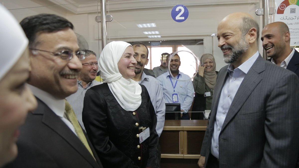 رئيس الوزراء عمر الرزاز خلال زيارته مديرية تسجيل أراضي غرب عمان. (رئاسة الوزراء)