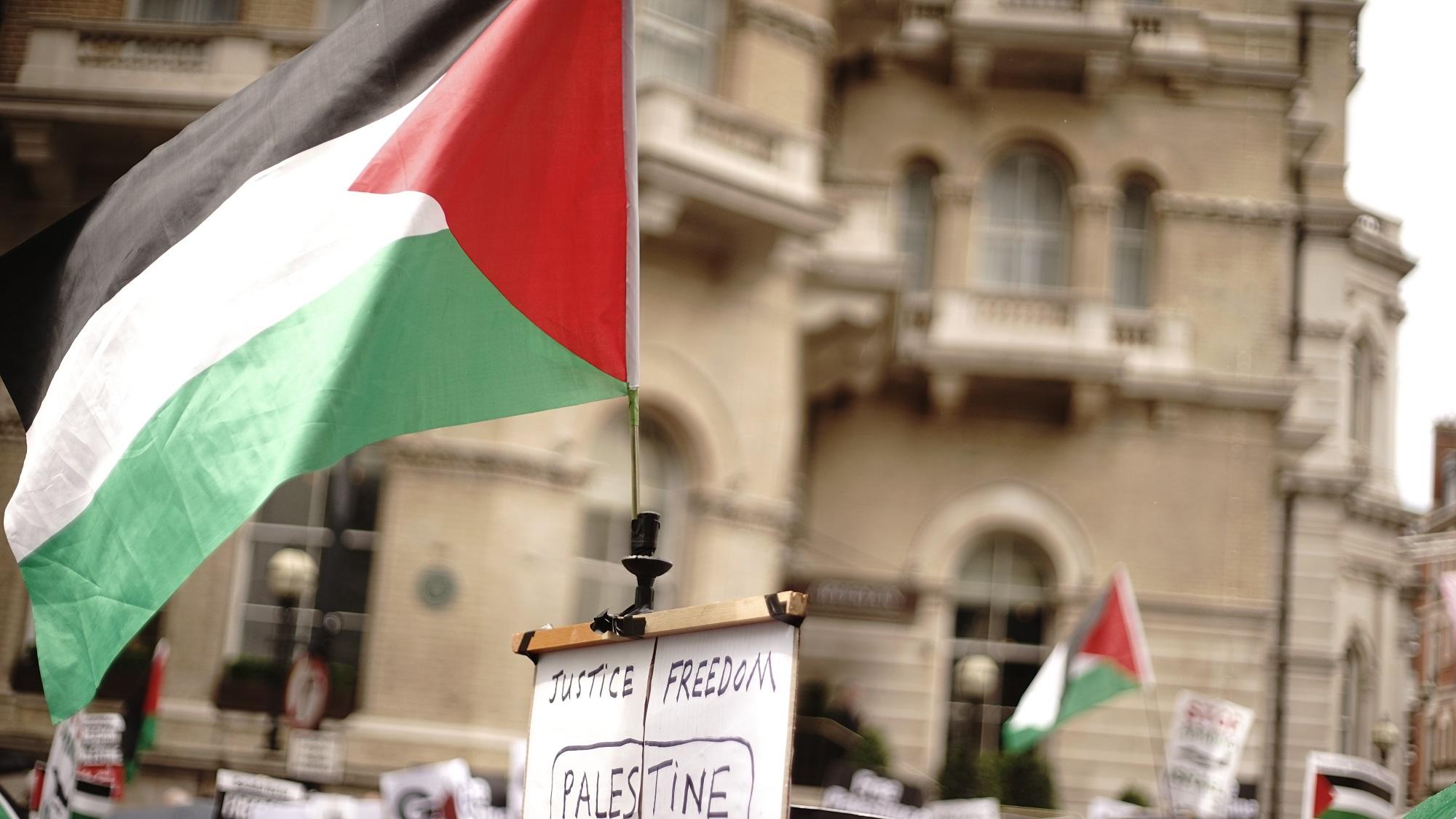 رفع أعلام فلسطين في مظاهرة داعمة في العاصمة البريطانية لندن. (shutterstock)