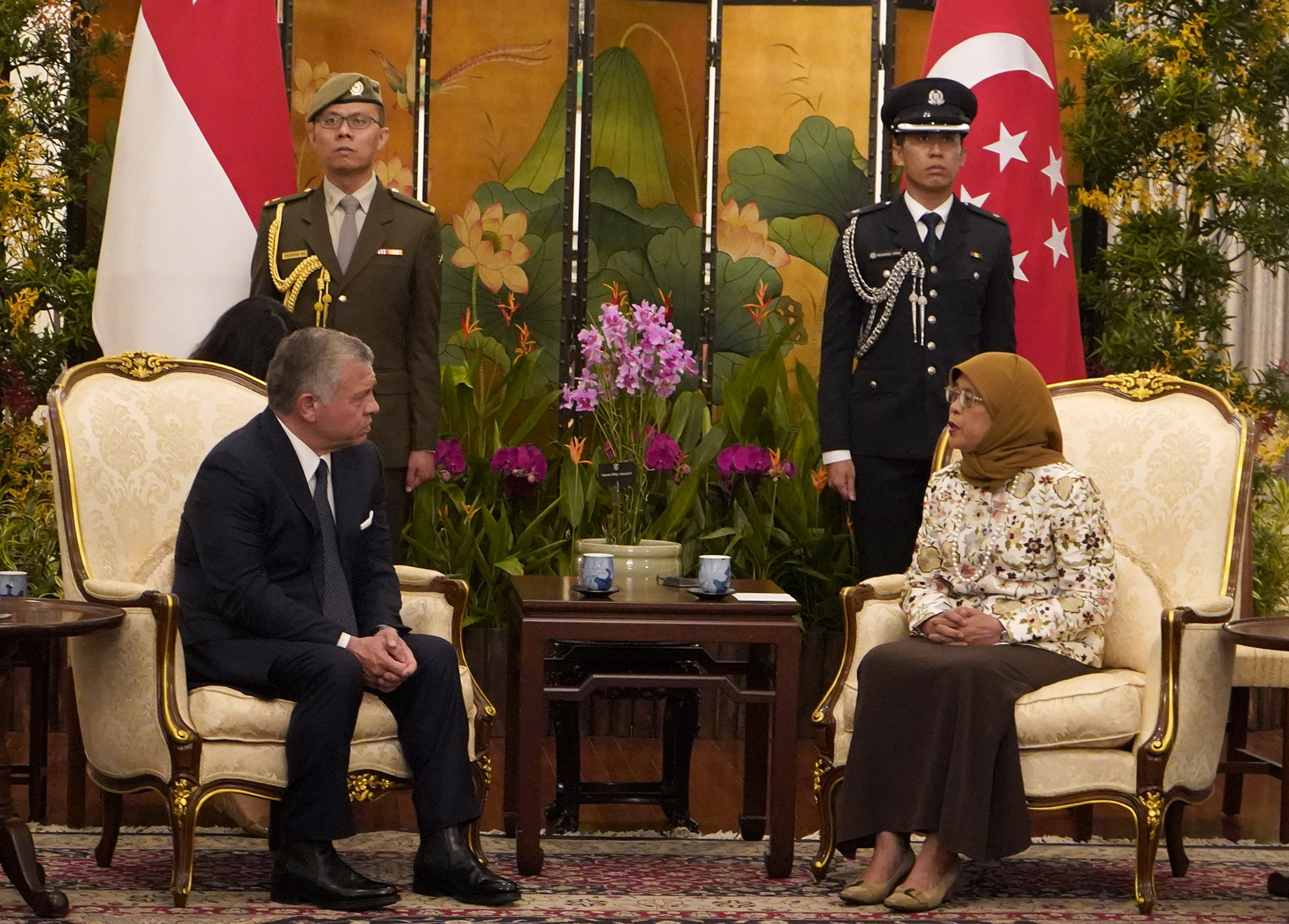  جلالة الملك عبدالله الثاني يعقد مباحثات مع رئيسة جمهورية سنغافورة حليمة يعقوب. (الديوان الملكي الهاشمي)