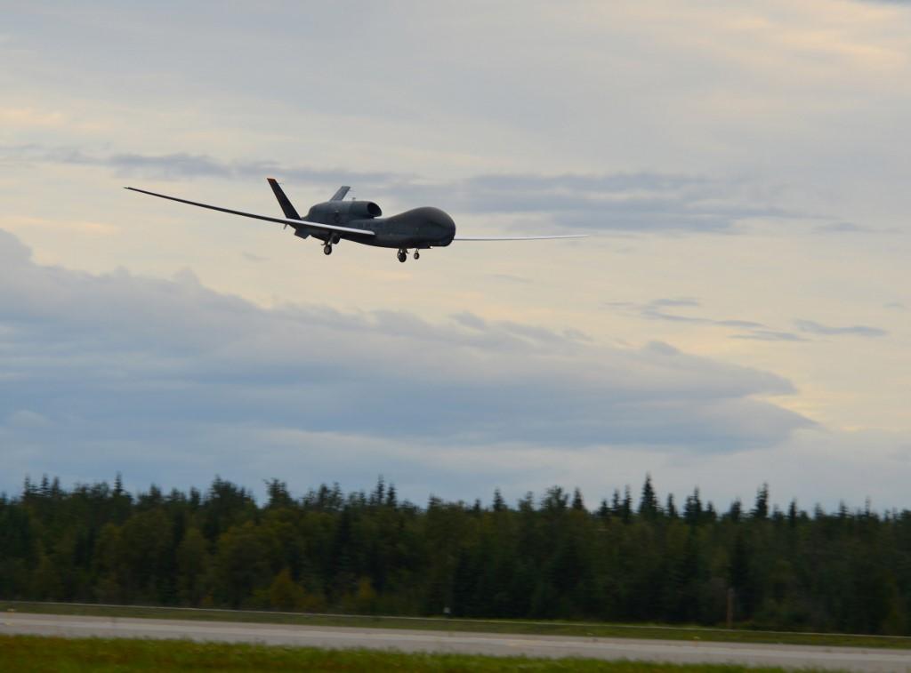 صورة لطائرة استطلاع بدون طيار من طراز RQ-4 جلوبال هوك تابعة لسلاح الجو الأميركي في قاعدة ايلسون الجوية في ألاسكا. 16 أغسطس 2018. / أ ف ب