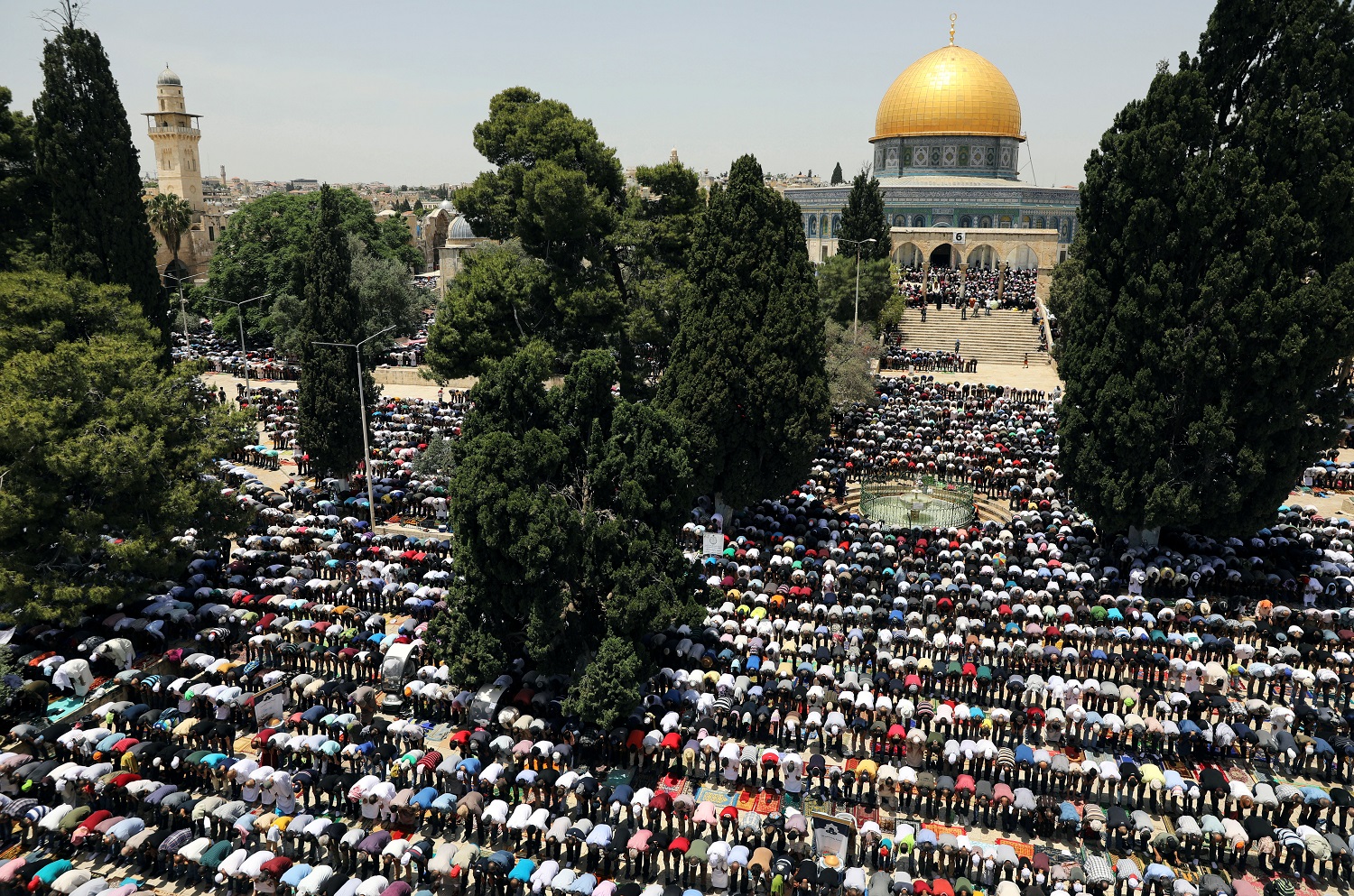 فلسطينيون يصلون أمام قبة الصخرة في الحرم القدسي الشريف في القدس. 31 أيار/مايو 2019. عمار عوض/ رويترز