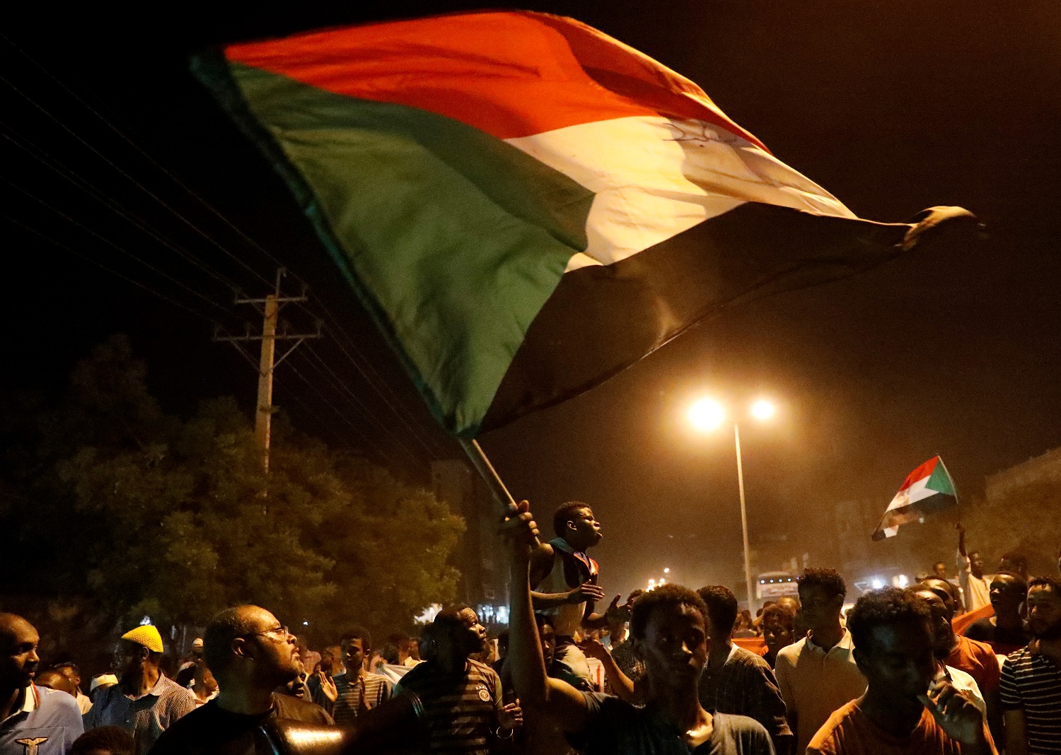متظاهرون سودانيون يحتجون في الخرطوم، 21 حزيران/يونيو 2019. رويترز 