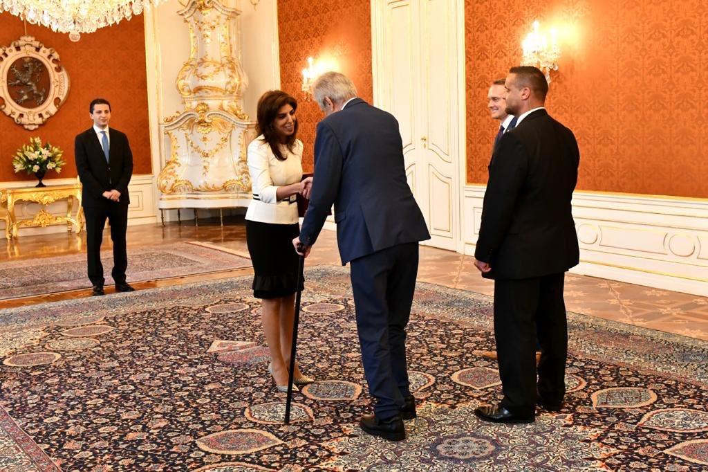 السفيرة لينا الحديد أثناء تقديم أوراق اعتمادها للرئيس التشيكي ميلوش زيمان. (المملكة)
