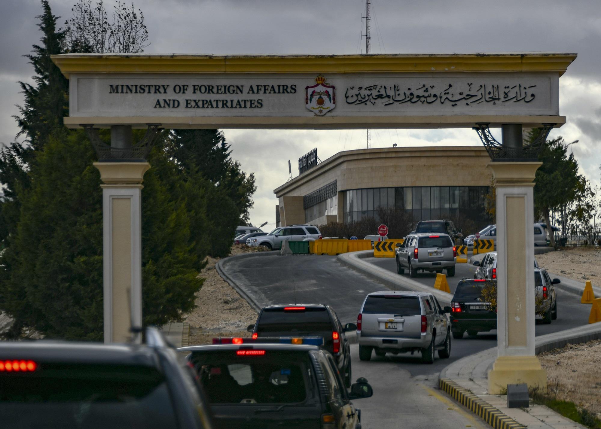 مركبات تابعة لبعثة دبلوماسية أميركية تدخل مبنى وزارة الخارجية وشؤون المغتربين الأردنية. (وزارة الخارجية الأميركية)
