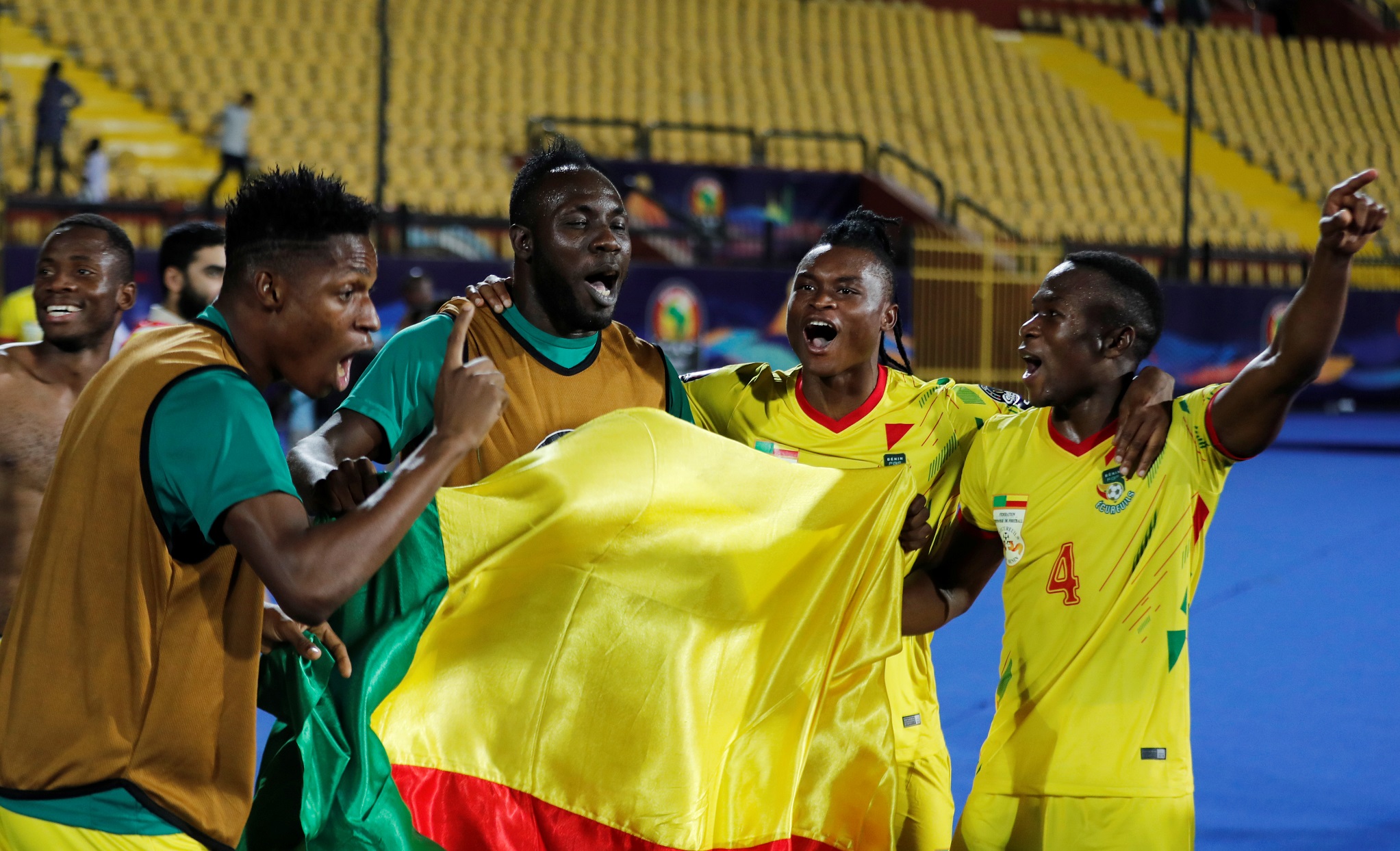 لاعبو منتخب بنين يحتفلون بإقصائهم المنتخب المغربي من دور ثمن النهائي في أمم إفريقيا 2019. رويترز 