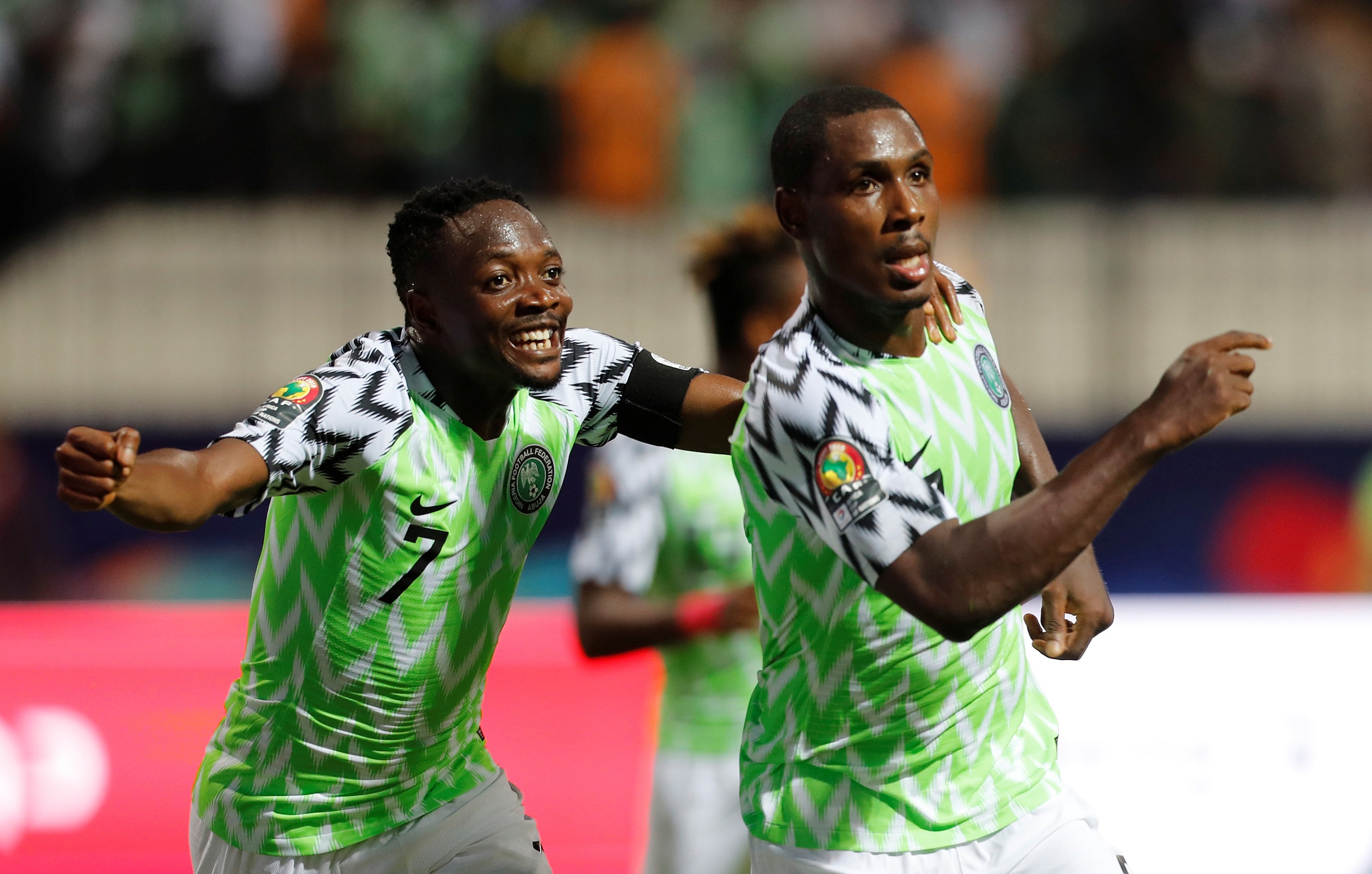 النيجيري إيغهالو يحتفل برفقة زميله أحمد موسى بتسجيله الهدف الثاني لمنتخب بلاده. رويترز