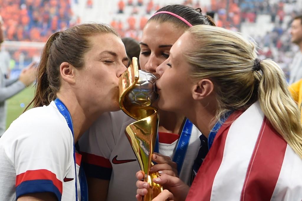 لاعبات من المنتخب الأميركي يحتفلن بكأس العالم. أ ف ب