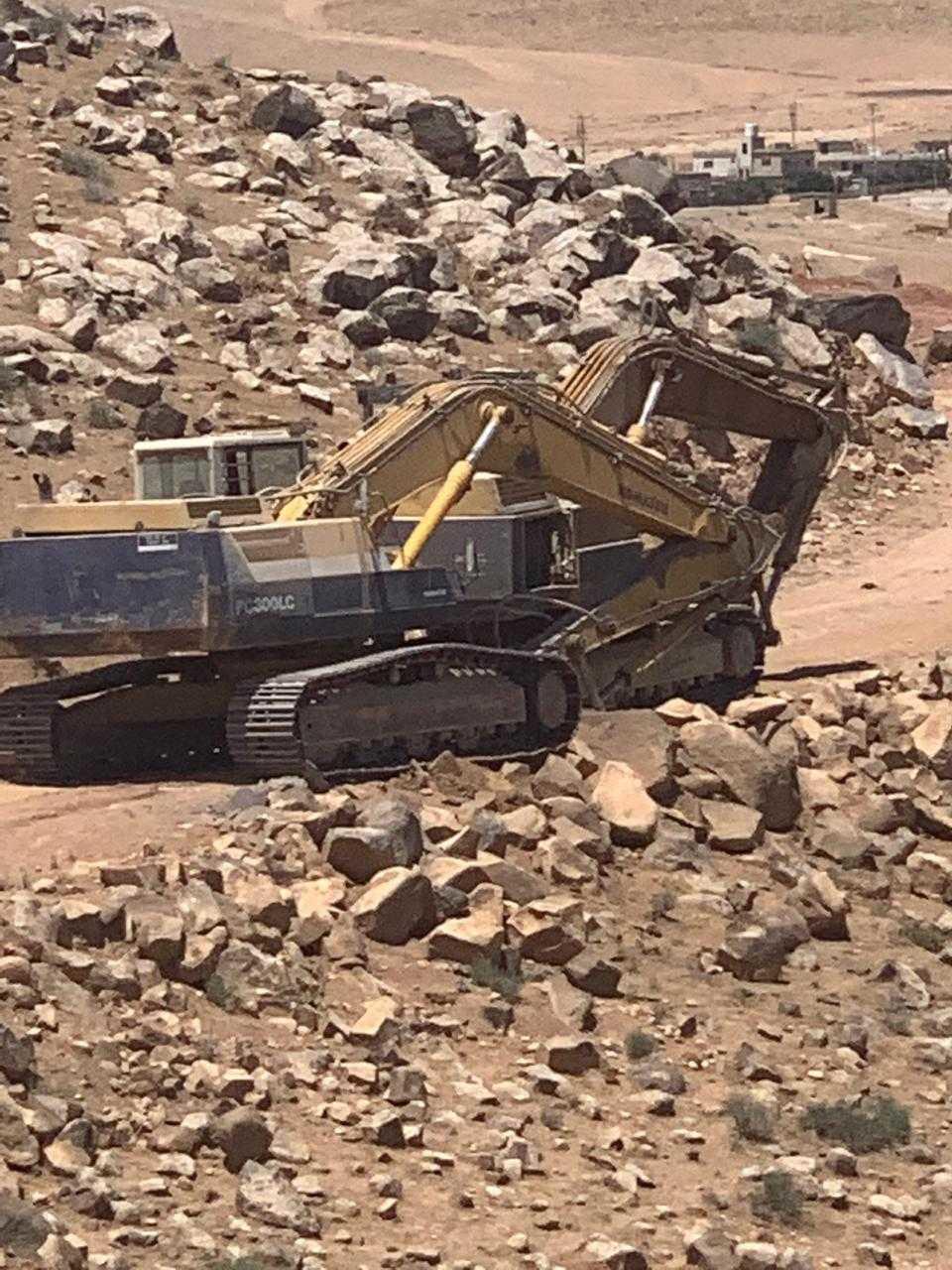 حفارات ضُبطت تستخرج صخور بازلت.(وزارة المياه والري)