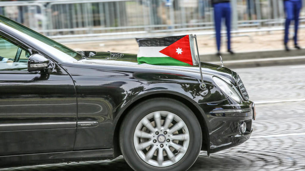 بلغ عدد المركبات الحكوميّة التي تمّ سحبها من رئاسة الوزراء 36 مركبة. (shutterstock)
