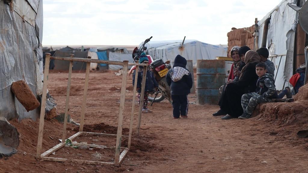 عائلة تجلس قرب خيمة تقطنها في مخيم الركبان الحدودي في سوريا. ميساء خلف/ مفوضية الأمم المتحدة لشؤون اللاجئين
