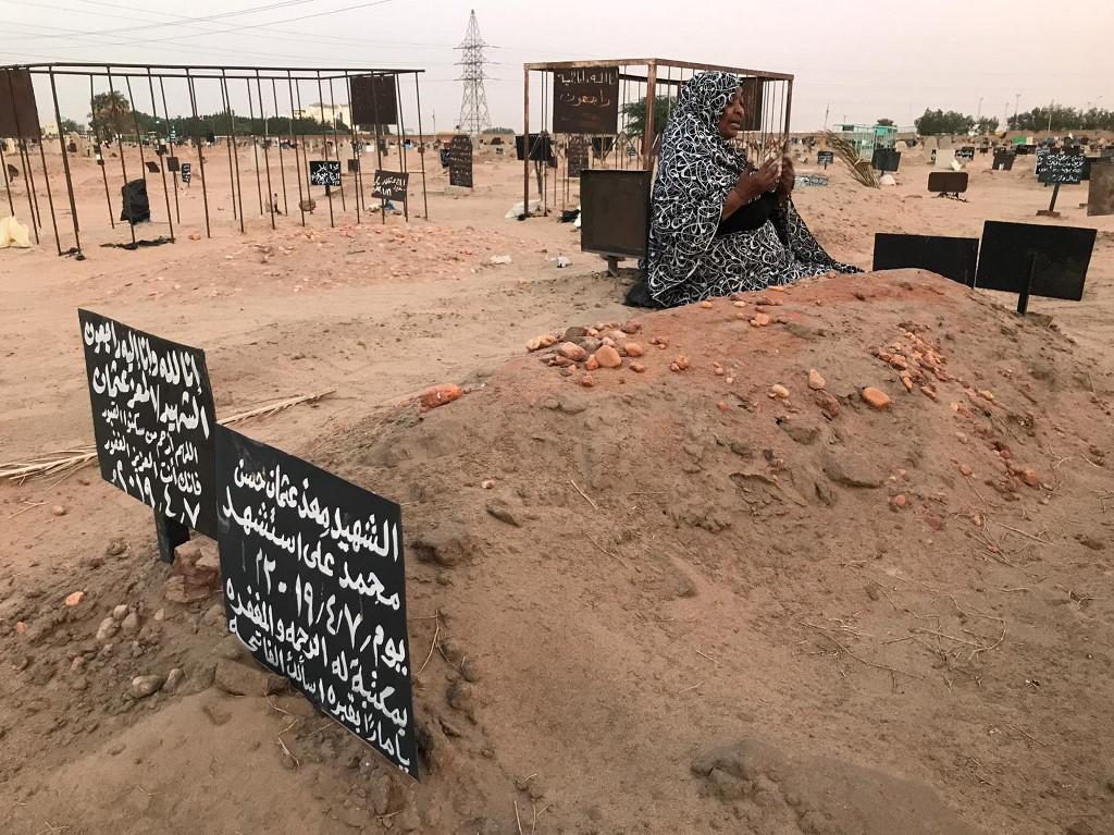 خدوم قرب قبر ابنها المعز الذي قتل خلال الاحتجاجات في السودان، 9 يوليو/تموز 2019. (كلير دويان/أ ف ب)