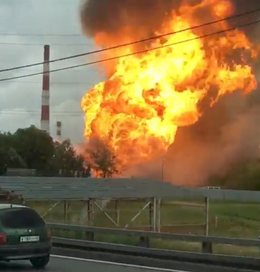 صورة مأخوذة من مقطع فيديو تُظهر جانباً من الحريق. (رويترز)