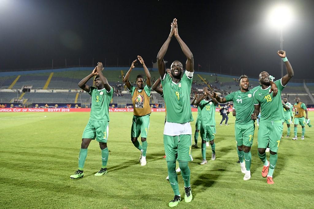 لاعبو منتخب السنغال يحتفلون بتأهلهم إلى المبارة النهائية من بطولة أمم إفريقيا 2019. (أ ف ب)