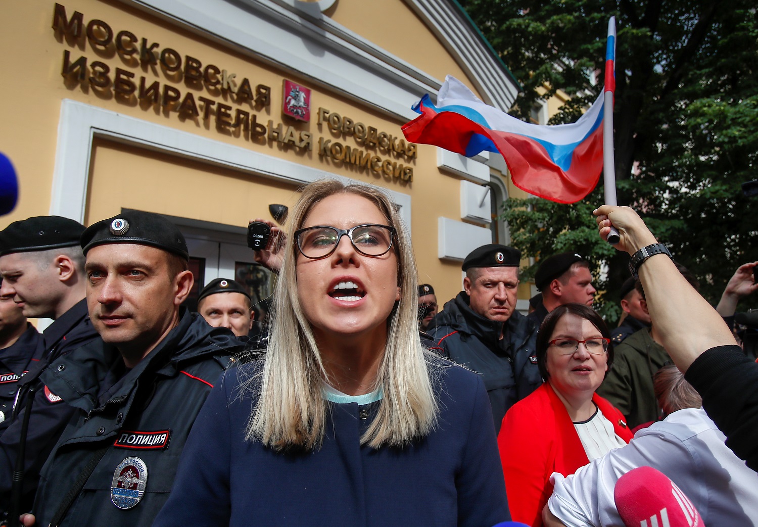  شخصية معارضة في مظاهرة أمام مكتب لجنة الانتخابات في مدينة موسكو. 14 يوليو 2019. رويترز / مكسيم شميتوف