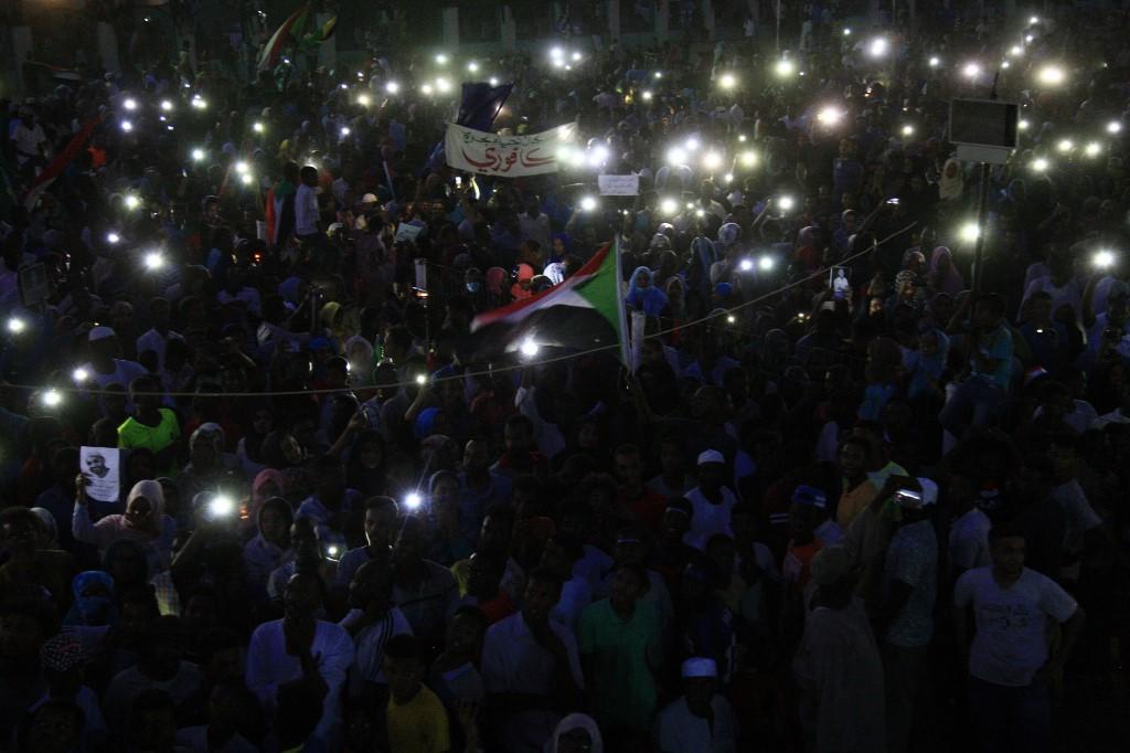 متظاهرون يشاركون بالاحتجاجات في شمال الخرطوم .السودان. 13 يوليو / تموز 2019. إبراهيم حميد / أ ف ب