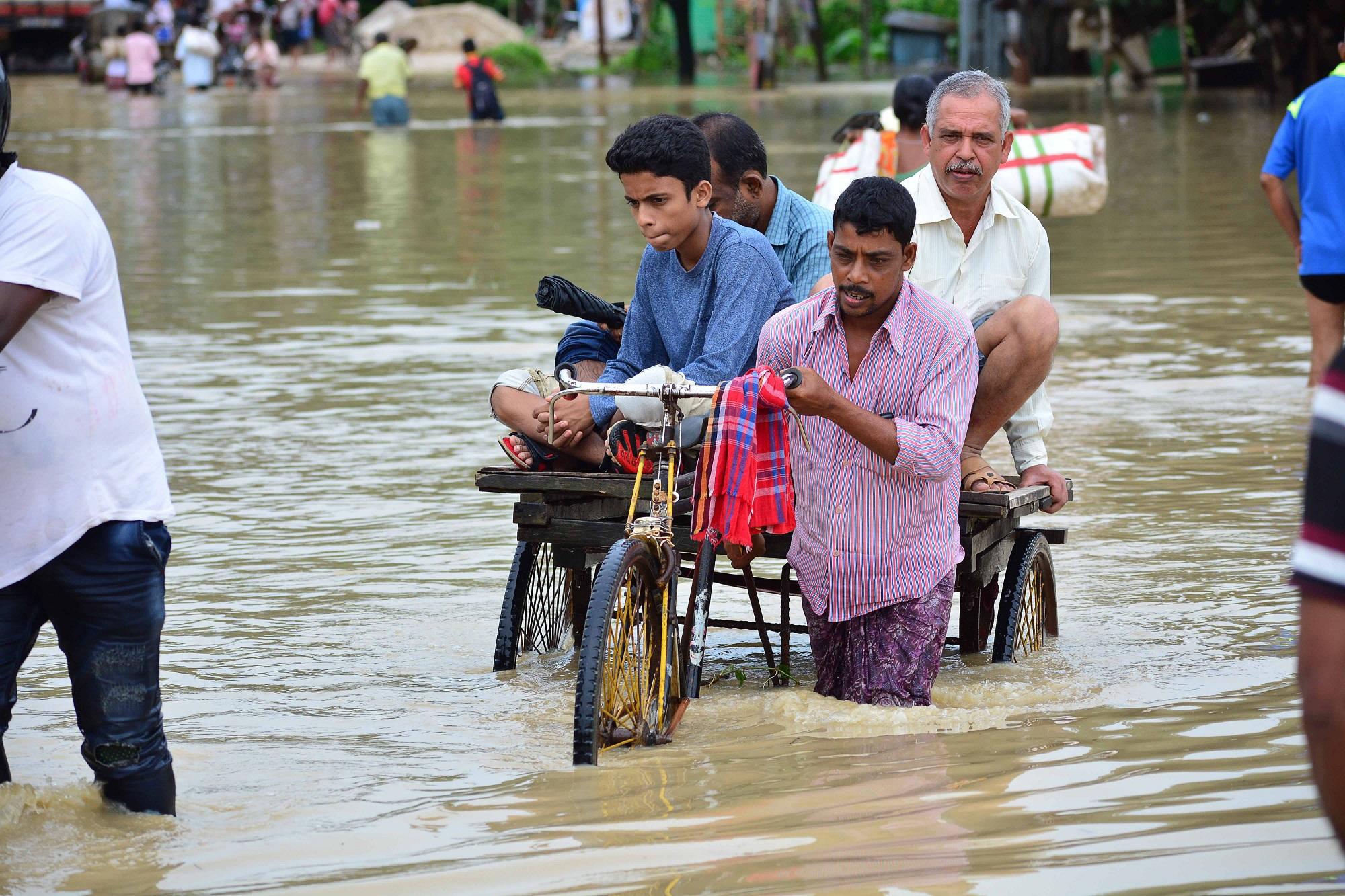فيضان نهر في قرية في ضواحي مدينة أغارتالا، في ولاية تِريْـبُورَا شمالي الهند، حيث تسببت الأمطار الموسمية في وفاة 14 شخصاً على الأقل في انهيار مبنى. (أ ف ب)
