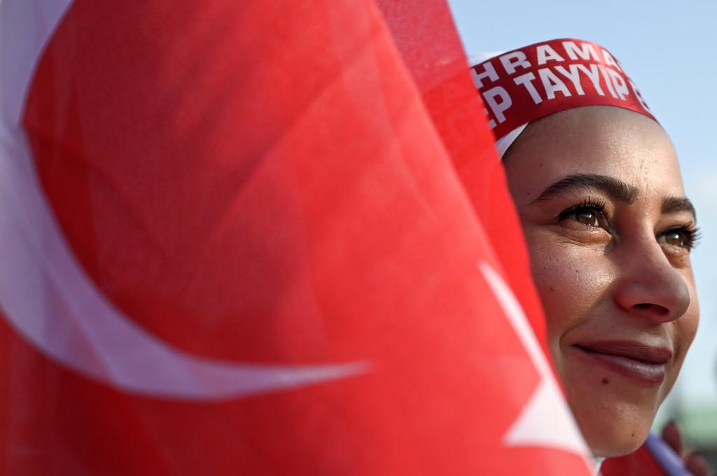 مشاركة في مظاهرة في مطار أتاتورك الدولي في اسطنبول للاحتفال بالذكرى السنوية الثالثة لمحاولة انقلاب فاشلة. (أ ف ب)