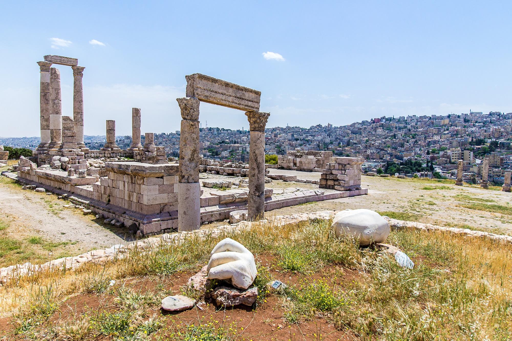 تكون الأجواء ليلا لطيفة الحرارة في أغلب المناطق، في حين تكون حارة نسبياً في الأغوار والبحر الميت. (shutterstock)