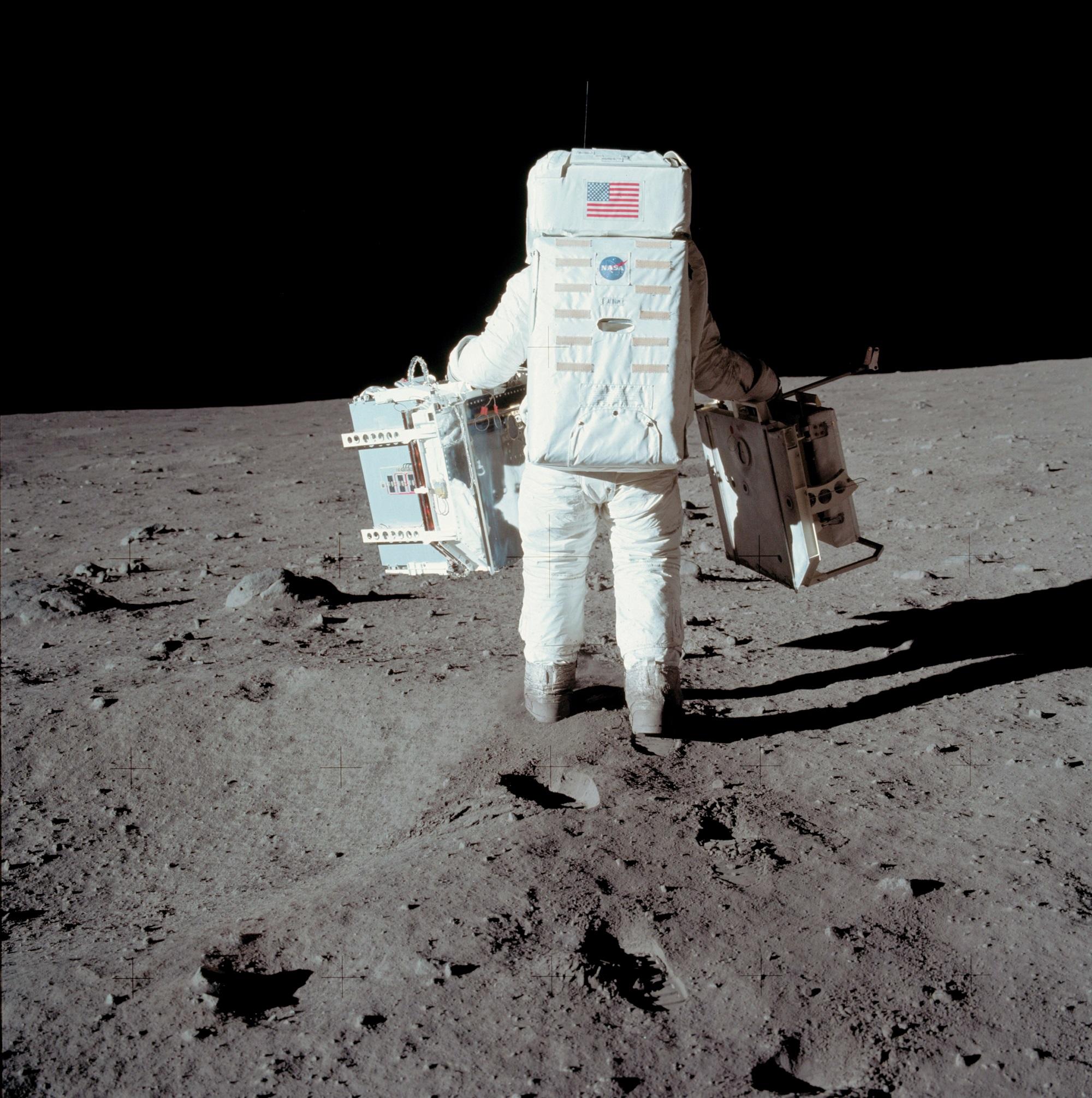 رائد فضاء أميركي في "أبولو 11" يجري تجربة للمشي على سطح القمر في صورة التقطها نيل آرمسترونغ، بعد أن تسلق كلاهما سطح القمر. 20 يوليو 1969. وكالة ناسا / أ ف ب
