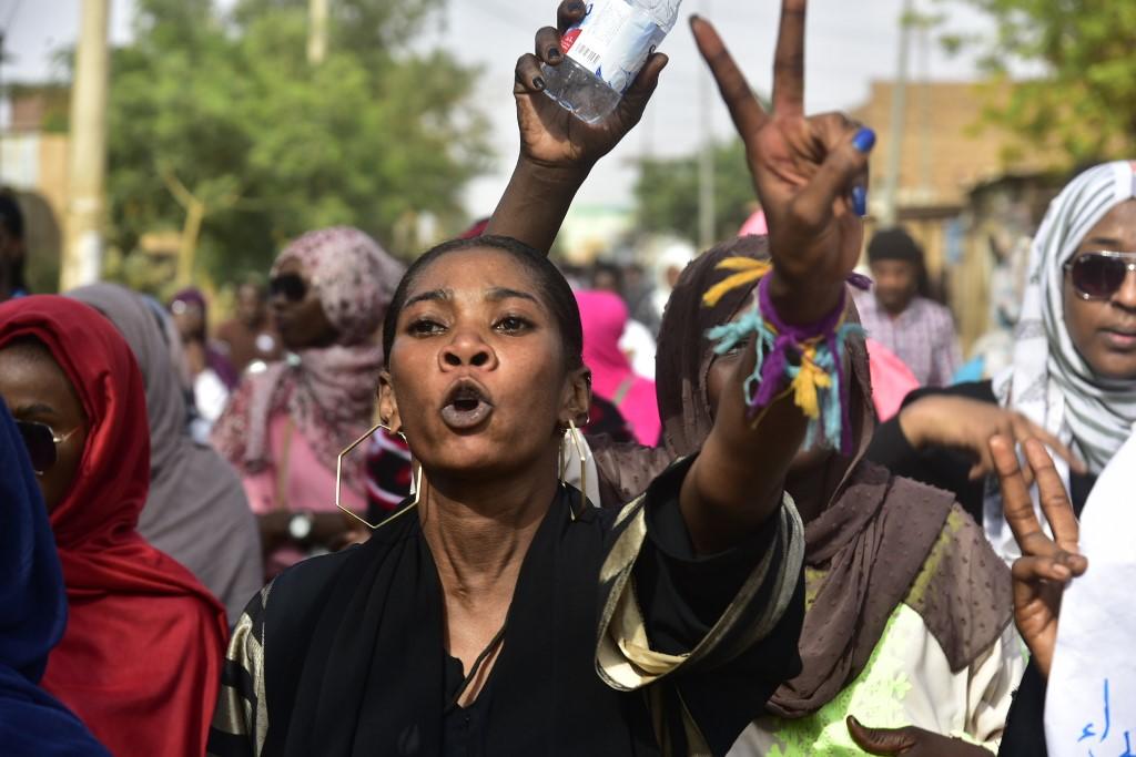متظاهرون سودانيون في مدينة أم درمان السودانية، 13 يوليو/تموز 2019. (أحمد مصطفى/ أ ف ب)