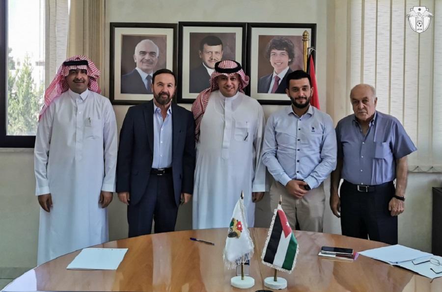 رئيس نادي شباب الأردن سليم خير يوقع عقود المشاركة في بطولة الأندية العربية بحضور مدير البطولة طلال آل الشيخ والأمين العام المساعد للاتحاد العربي مبارك الضفيان. الاتحاد الأردني لكرة القدم