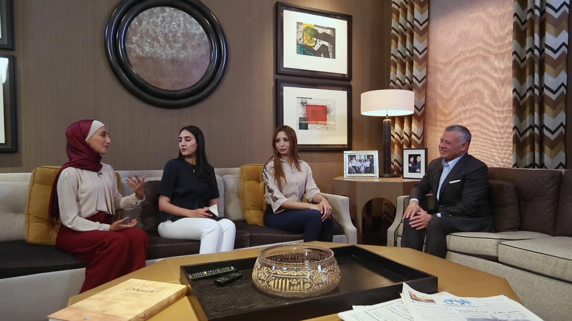 لقاء جلالة الملك عبدالله الثاني مع طالبات من جامعتي الأردنية واليرموك
