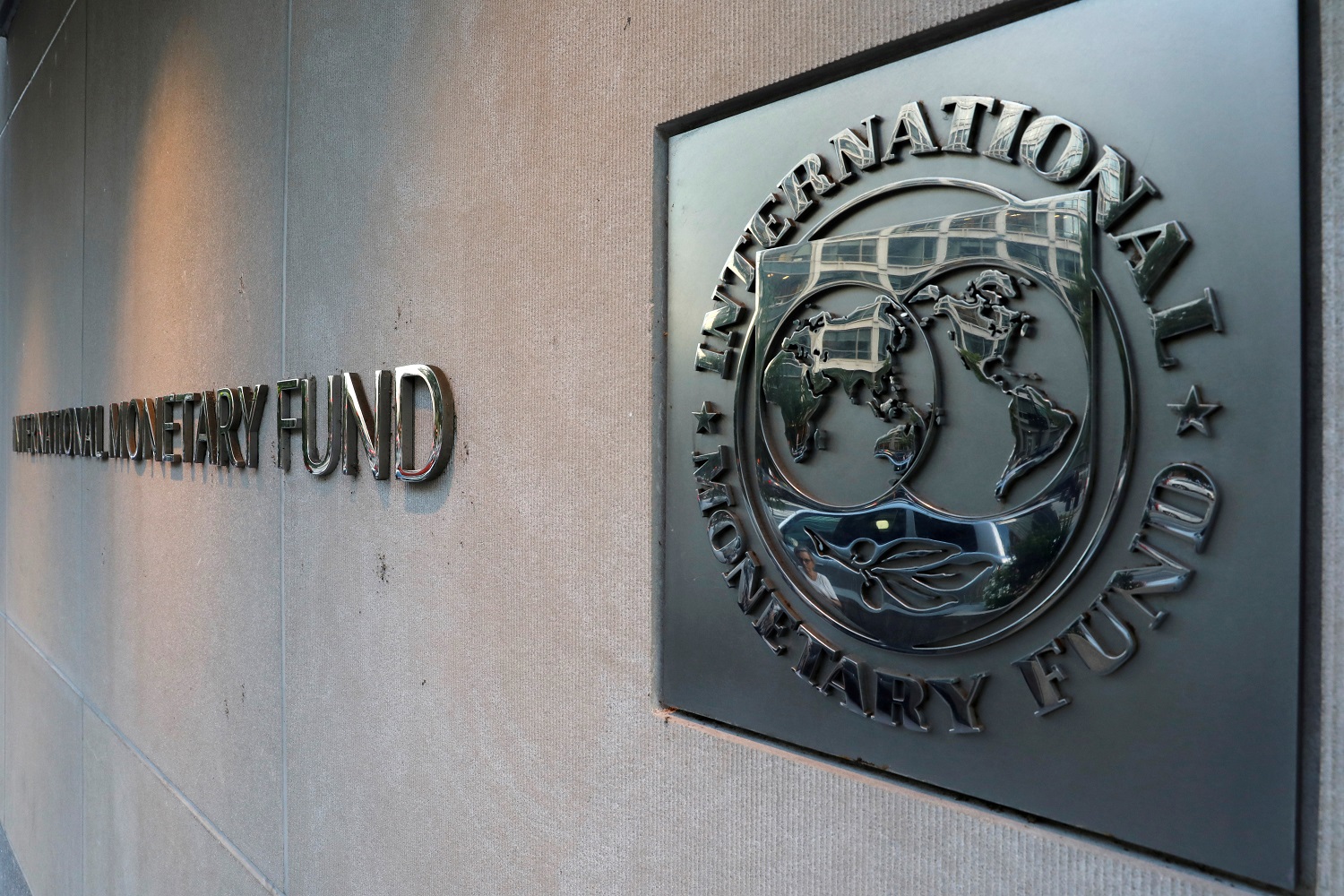  شعار صندوق النقد الدولي خارج مقره الرئيسي في واشنطن . 4 سبتمبر 2018. (رويترز) / يوري جريباس 