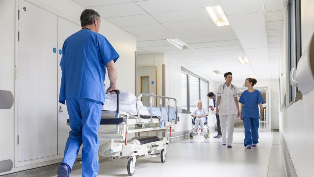 النقابات الصحية: ضرورة توفير العدد الكافي من الكوادر الطبية في المستشفيات وخاصة أقسام الإسعاف والطوارئ. (shutterstock)
