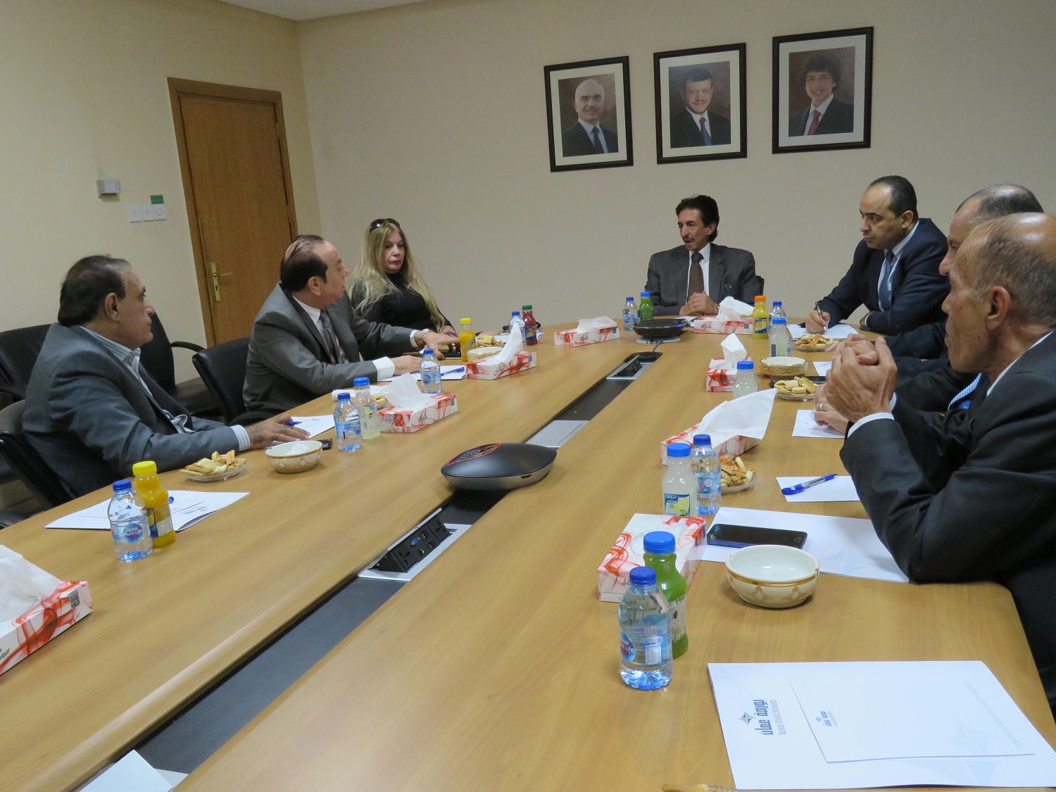 رئيس مجلس إدارة شركة بورصة عمان كمال القضاة ومجلس إدارة جمعية المستثمرين بالأوراق المالية. بورصة عمان