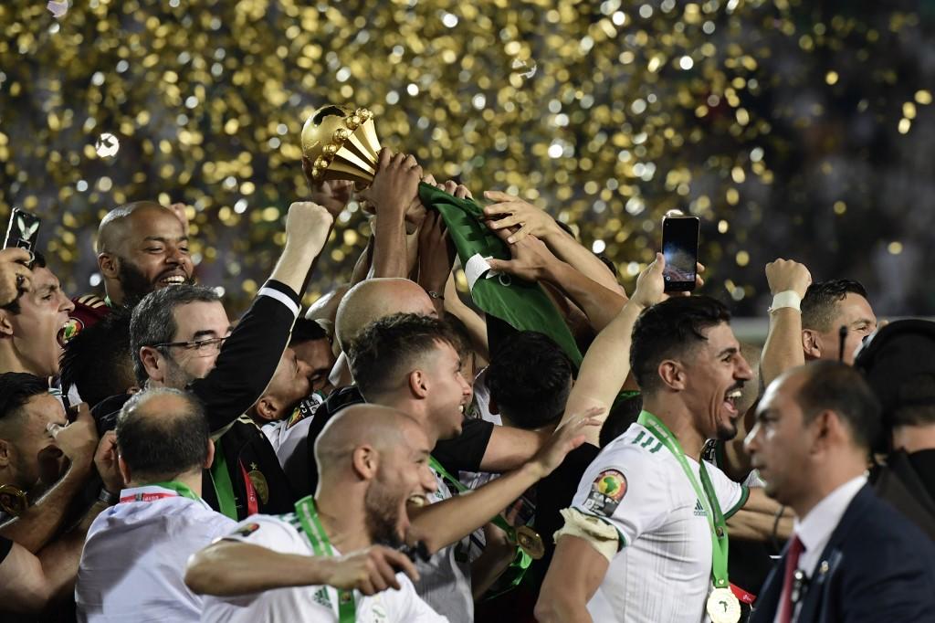 لحظات الفرح الأولى للاعبي منتخب الجزائر عقب الفوز على السنغال في المباراة النهائية لكأس الأمم الأفريقية. أ ف ب 
