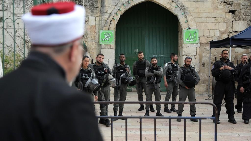 جنود جيش الاحتلال يغلقون الطريق المؤدي إلى المسجد الأقصى، 12 مارس 2019/ (رويترز)