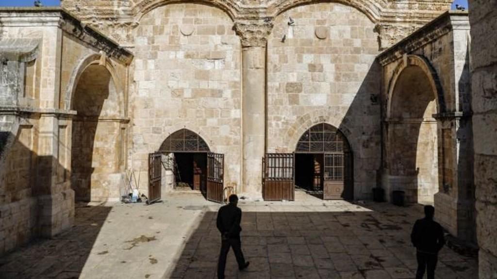 فلسطيني يسير أمام باب الرحمة في حرم المسجد الأقصى في القدس، 1 آذار/مارس 2019. (أحمد غرابلي/ أ ف ب)