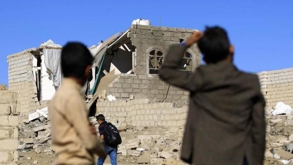 صورة أرشيفية لمبنى مدمر إثر ضربات جوية في العاصمة اليمنية صنعاء. أ ف ب