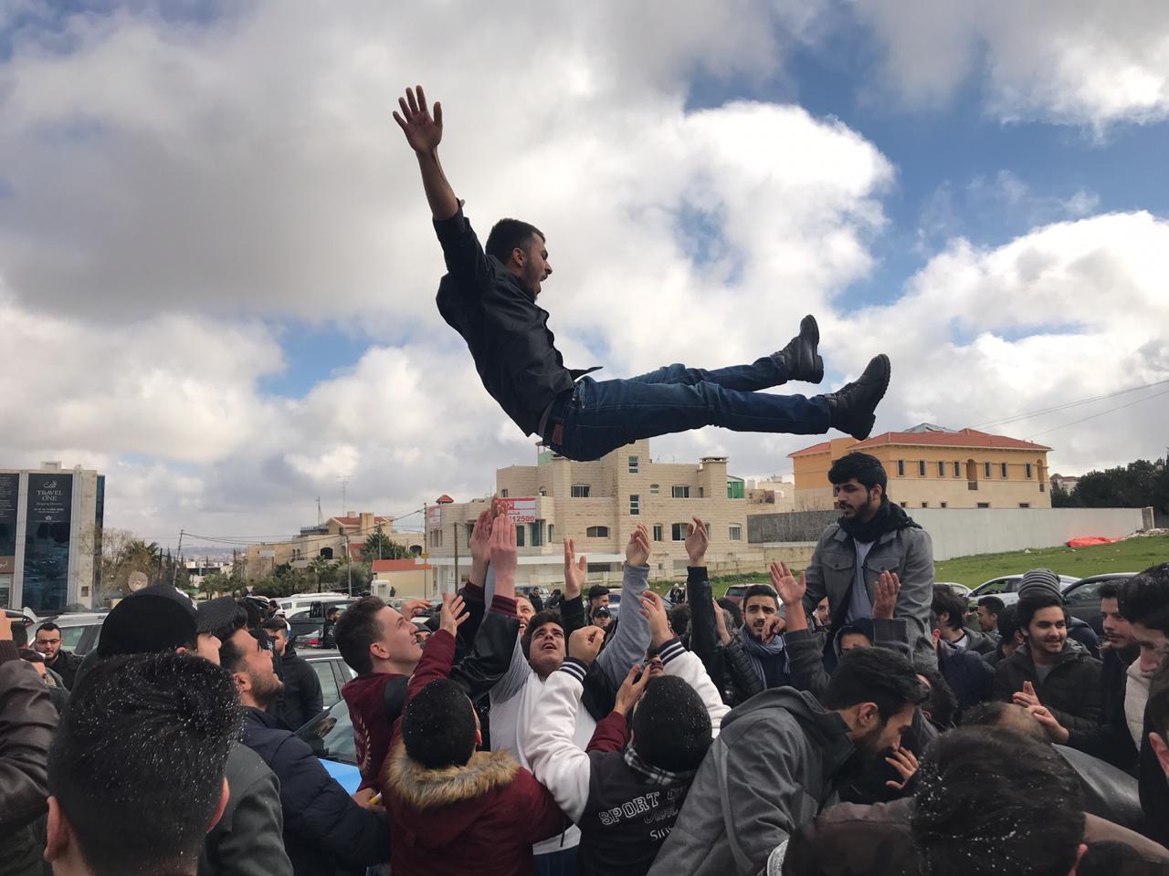 احتفالات طلبة بنجاحهم في امتحان الثانوية العامة "التوجيهي" في الدورة الشتوية الماضية. (عمرو الدجاني/المملكة)